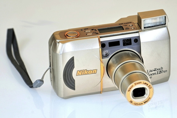 kompakt-Nikon Lite.Touch Zoom 120ED QD(2000)